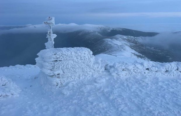 В Карпатах уже ударил мороз: спасатели выставили условия туристам