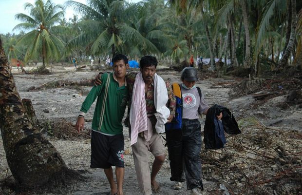 Два бедствия подряд: затопленную ливнями Индонезию тряхнуло мощное землетрясение