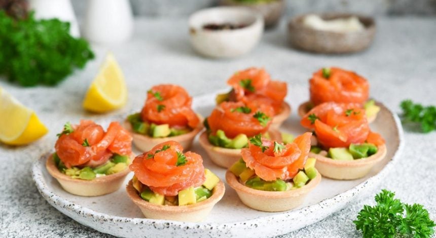Праздничные тарталетки за 15 минут: 4 вкусные начинки для закусок