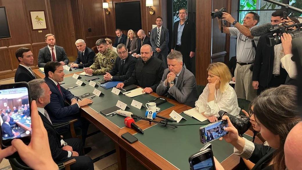 Кислица опубликовал фото со Стефанишиной на фоне слухов о напряженных переговорах / фото Суспільне Кислица опубликовал фото со Стефанишиной на фоне слухов о напряженных переговорах / фото Суспільне