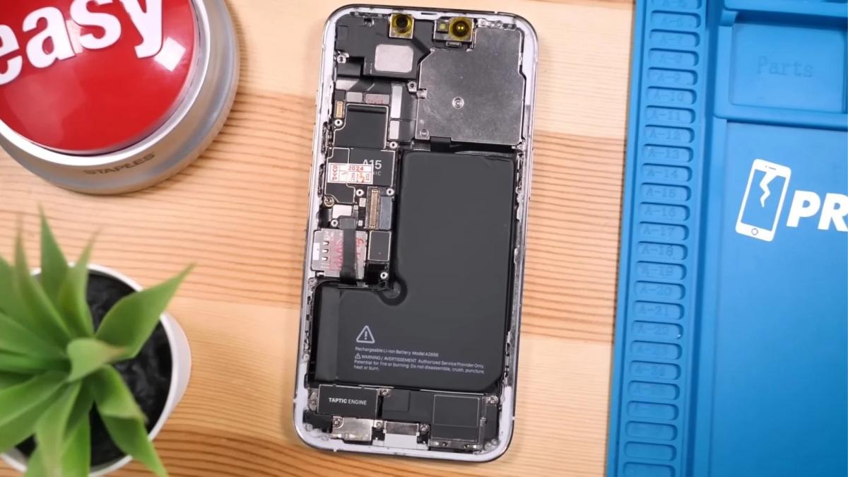 Блогер собрал iPhone 13 Pro из деталей AliExpress за $360 / фото Phone Repair Guru Блогер собрал iPhone 13 Pro из деталей AliExpress за $360 / фото Phone Repair Guru