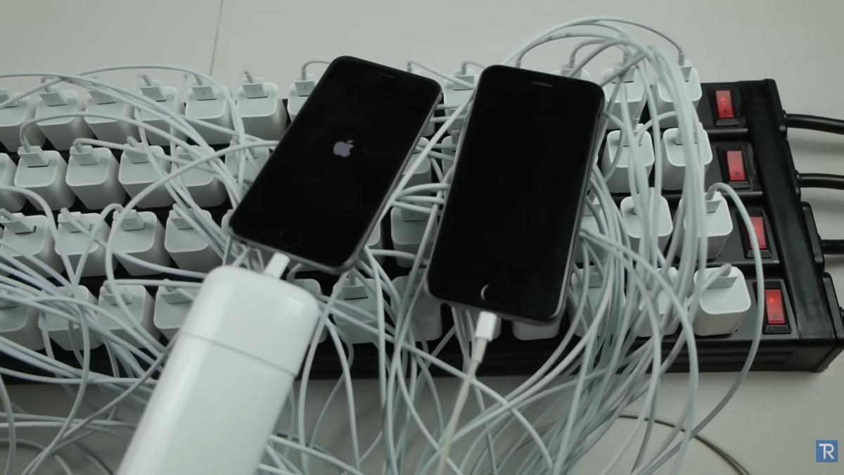 Блогер підключив 100 зарядок до одного iPhone / Фото - TechRax Блогер підключив 100 зарядок до одного iPhone / Фото - TechRax