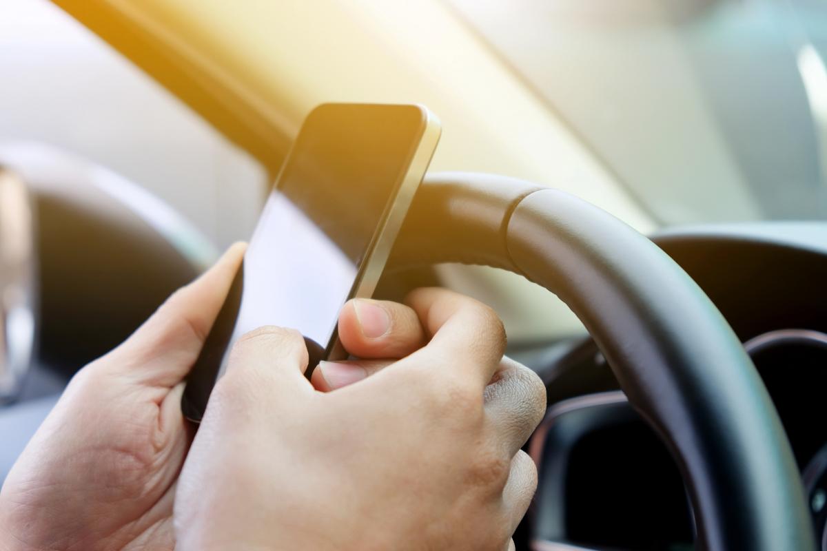 Підключення телефону до USB-порту автомобіля: чому вам варто відмовитися від цієї звички просто зараз / фото ua.depositphotos.com