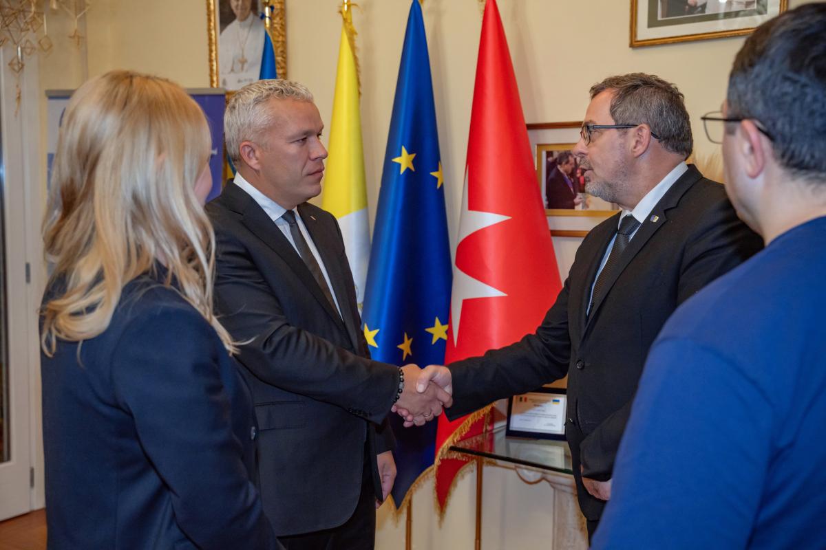 Инициатор проекта Olympic Dreams Анатолий Бойко и Чрезвычайный и Полномочный Посол Украины при Святом Престоле Андрей Юраш