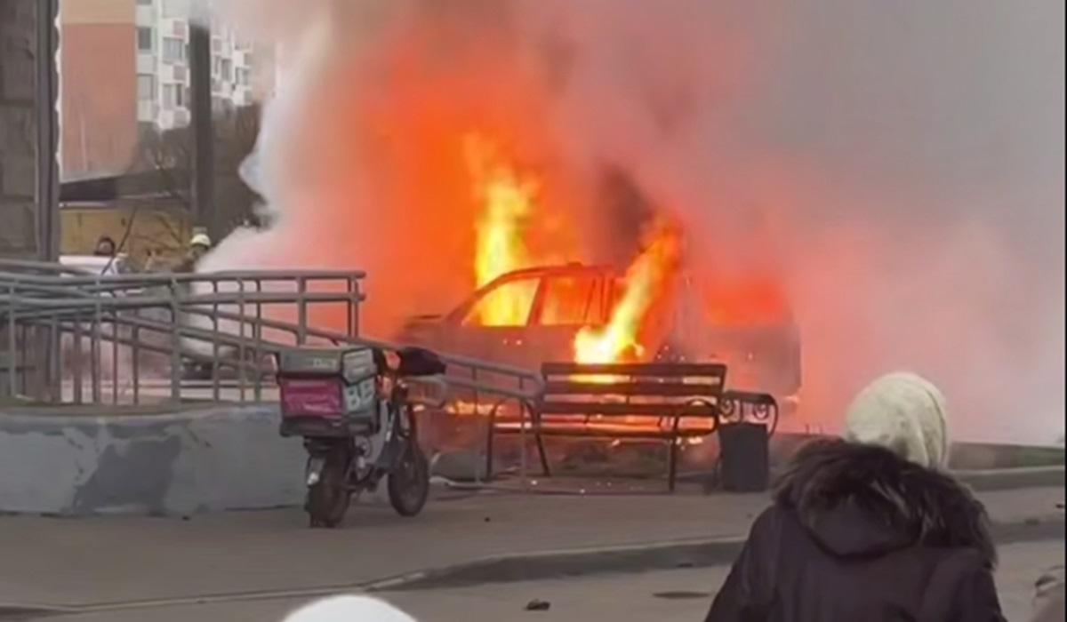 Автомобіль миттєво спалахнув і згорів повністю / фото - скріншот Автомобіль миттєво спалахнув і згорів повністю / фото - скріншот