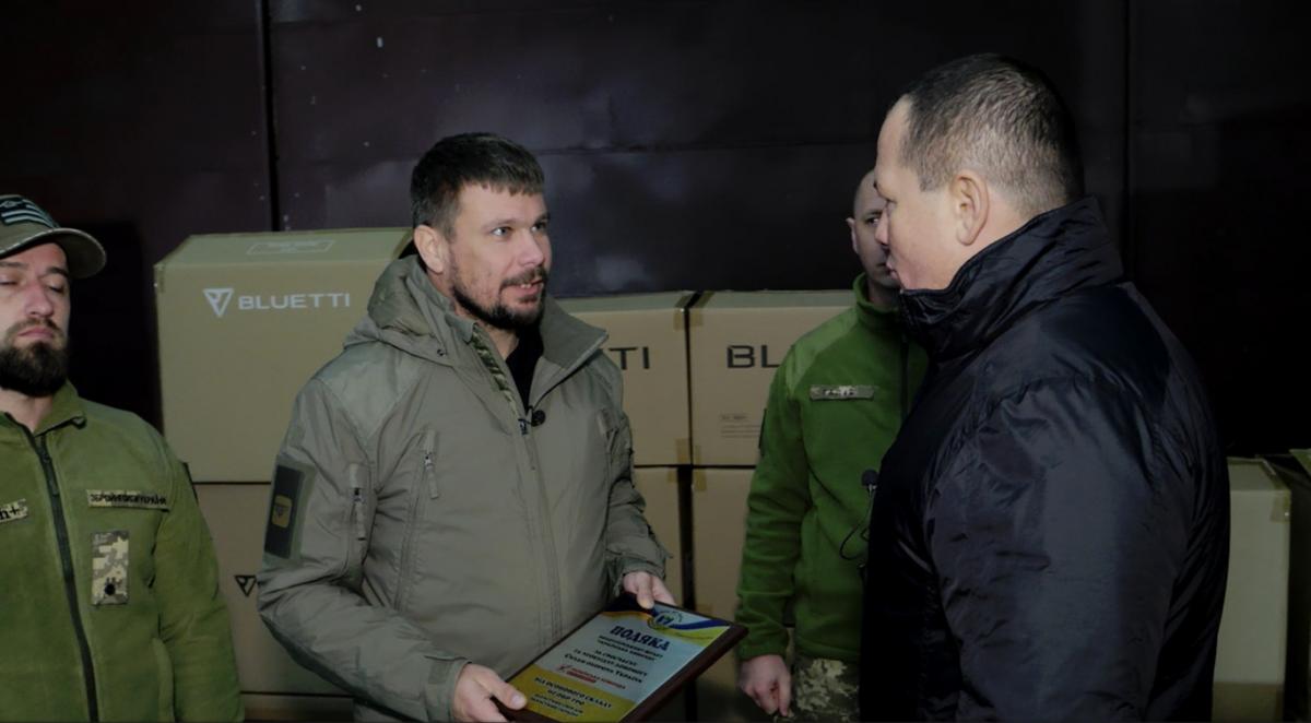 Палатний: Бійці 117 бригади ТрО отримали зарядні станції та протидронові сіткомети від 'Української команди'