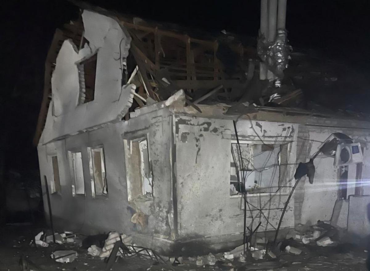 Поврежденный дом в результате российского обстрела / фото t.me/dnipropetrovskaODA