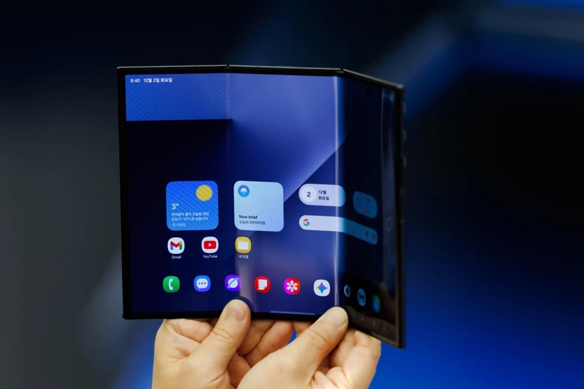 Почему в Galaxy Trifold стоит прошлогодний Snapdragon 8 Elite for Galaxy / Фото - Bloomberg Почему в Galaxy Trifold стоит прошлогодний Snapdragon 8 Elite for Galaxy / Фото - Bloomberg