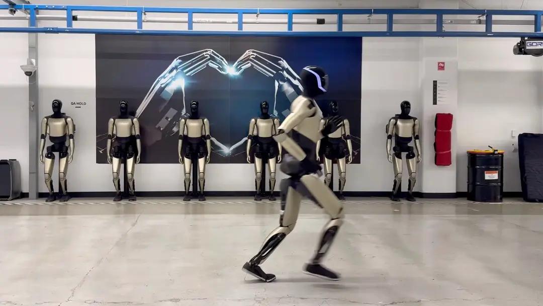 Гуманоидный робот Илона Маска Optimus теперь бегает, как человек / Скриншот Гуманоидный робот Илона Маска Optimus теперь бегает, как человек / Скриншот