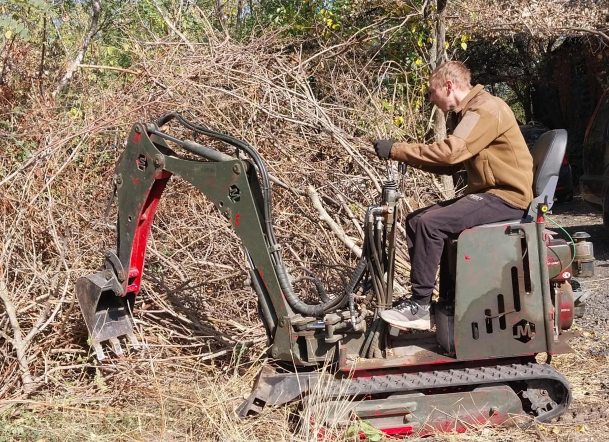 «Міні-екскаватор «Масік» доїхав на передову з Чернівецької області» / фото Наталка Позняк-Хоменко