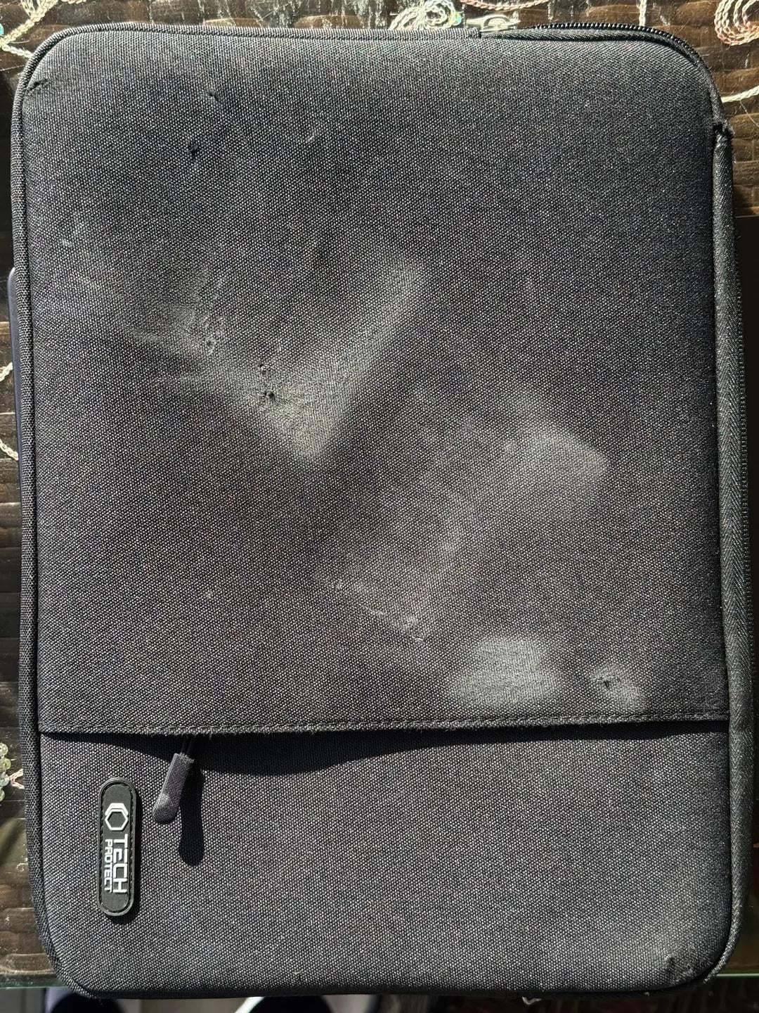 Чоловік провів краш-тест своєму новенькому MacBook M5 Pro, переїхавши його машиною: чи живий ноутбук Чоловік провів краш-тест своєму новенькому MacBook M5 Pro, переїхавши його машиною: чи живий ноутбук