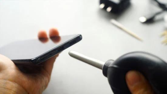 Як правильно очистити зарядний порт на смартфоні, не пошкодивши контакти