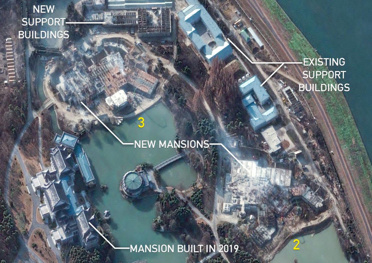 У Пхеньяні будують три розкішні особняки (картина із супутника станом на початок грудня) / фото - Maxar, редакція NK Pro