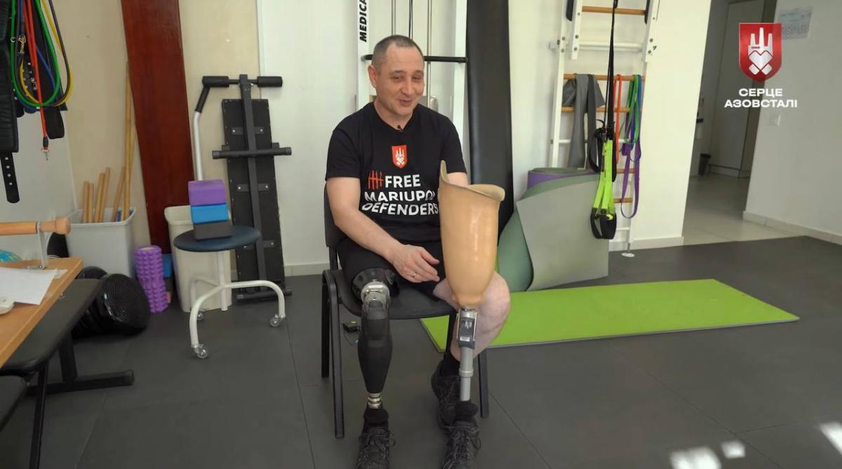 Після ампутації й полону: оборонцю Маріуполя встановили один із найкращих протезів у світі (відео)