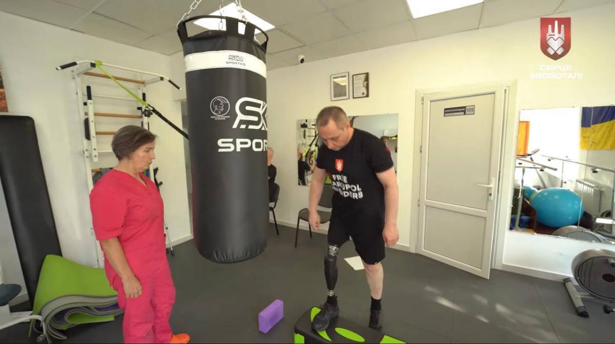 Після ампутації й полону: оборонцю Маріуполя встановили один із найкращих протезів у світі (відео)