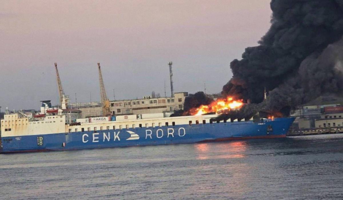 В Одессе пылает, предположительно, сухогруз / фото ТГ Одесса INFO В Одессе пылает, предположительно, сухогруз / фото ТГ Одесса INFO