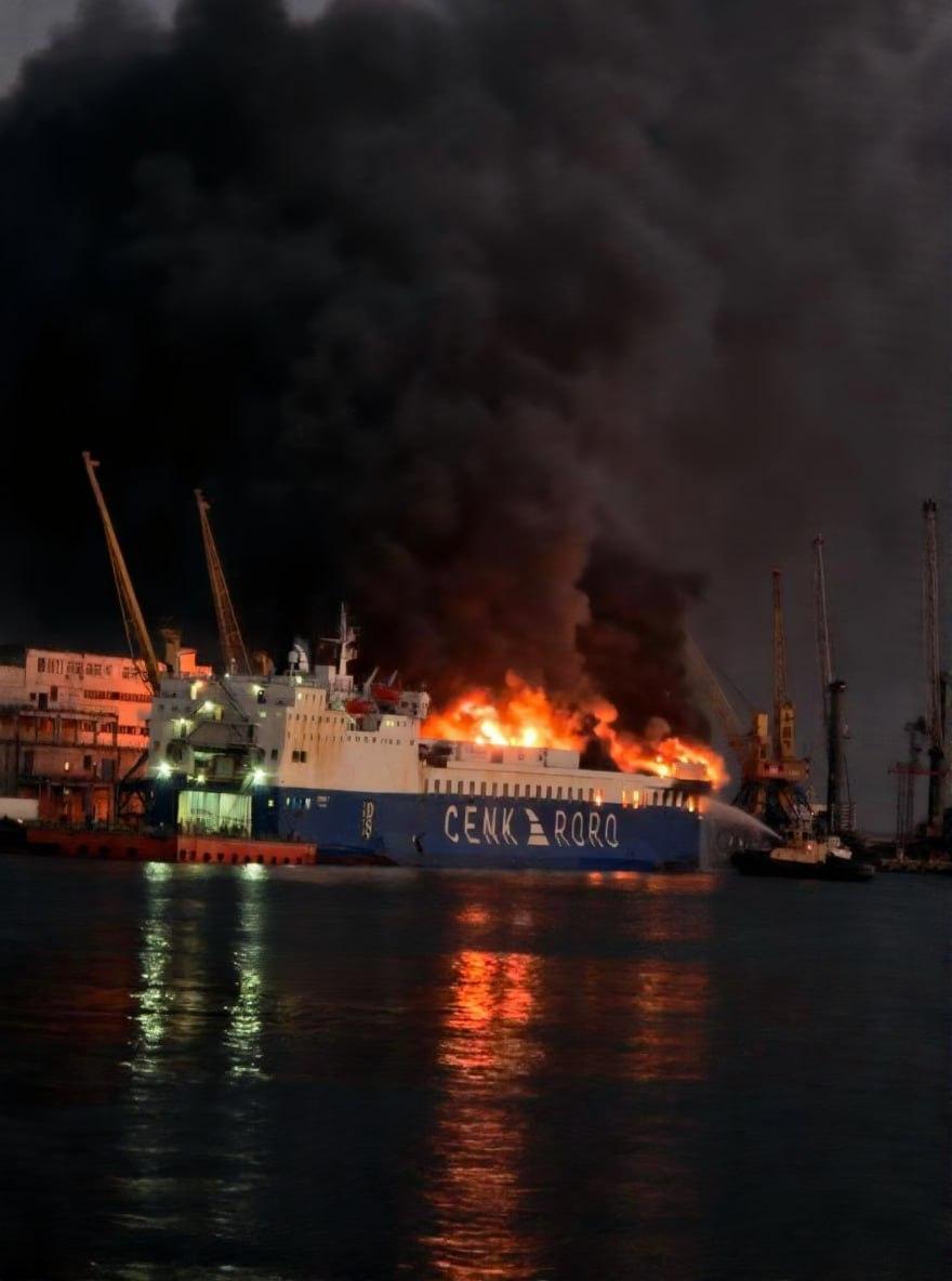 Судя по фото, за короткое время пожар на судне увеличился / фото ТГ Одесса INFO Судя по фото, за короткое время пожар на судне увеличился / фото ТГ Одесса INFO