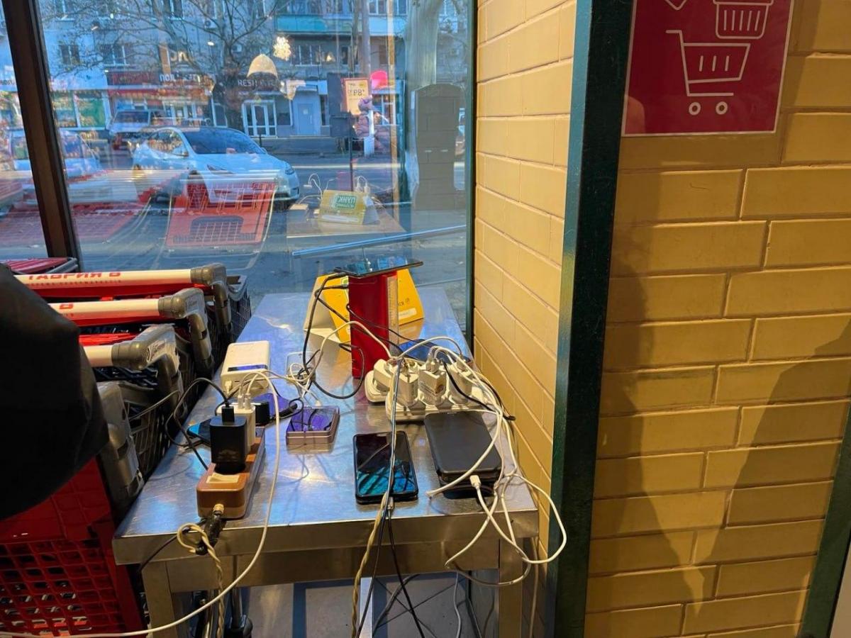 Люди виходять із ситуації як можуть – у хід пішли автомобільні акумулятори, різні зарядні пристроїфото - Лариса Козова Люди виходять із ситуації як можуть – у хід пішли автомобільні акумулятори, різні зарядні пристроїфото - Лариса Козова