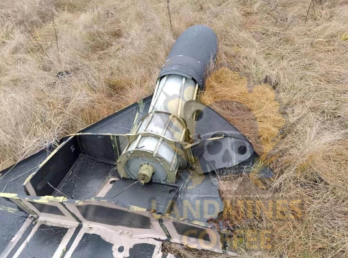 Дрон получил две 50-килограммовые фугасно-зажигательные боевые части / фото - t.me/LandminesAndCoffee Дрон получил две 50-килограммовые фугасно-зажигательные боевые части / фото - t.me/LandminesAndCoffee