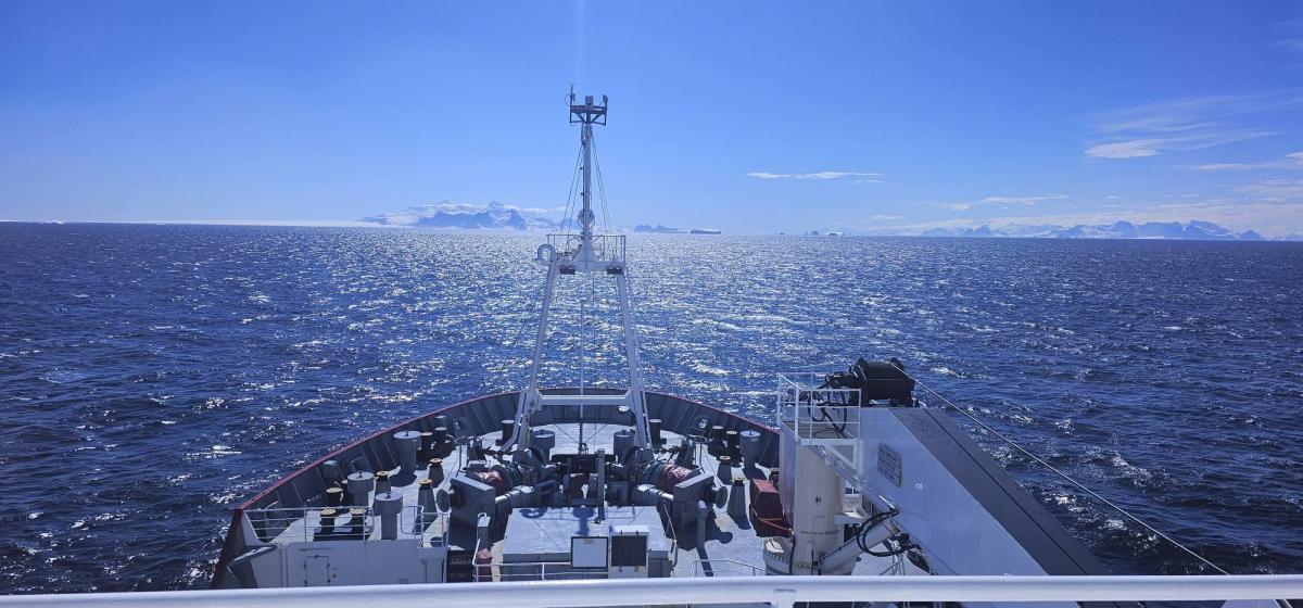 Криголам «Ноосфера» вперше перетнув полярне коло / фото Криголам «Ноосфера» вперше перетнув полярне коло / фото