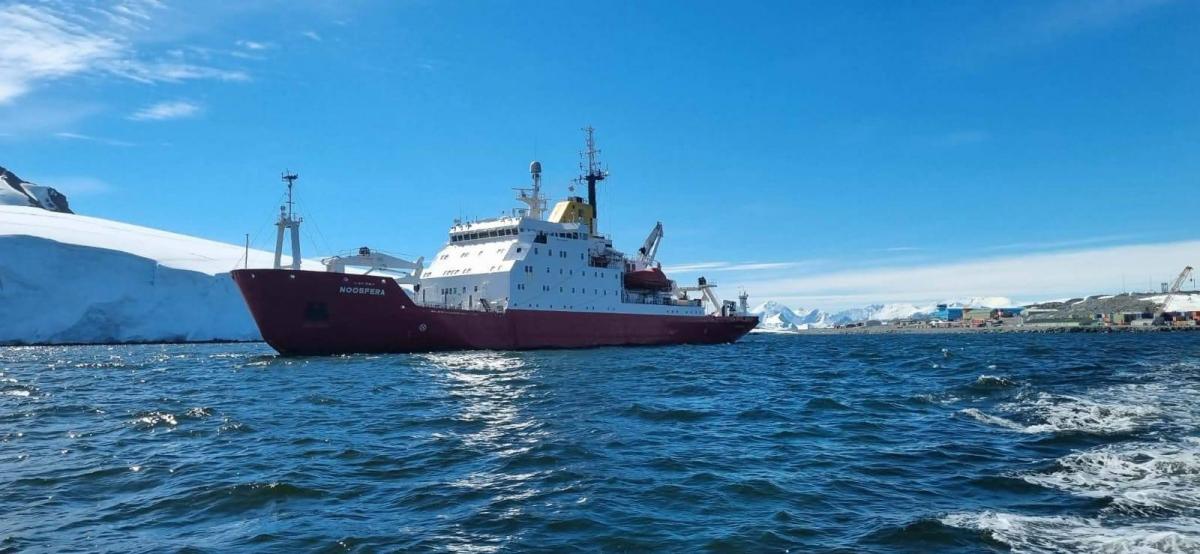 Более двух часов ледокол маневрировал сквозь айсберги / фото Национальный антарктический научный центр Более двух часов ледокол маневрировал сквозь айсберги / фото Национальный антарктический научный центр