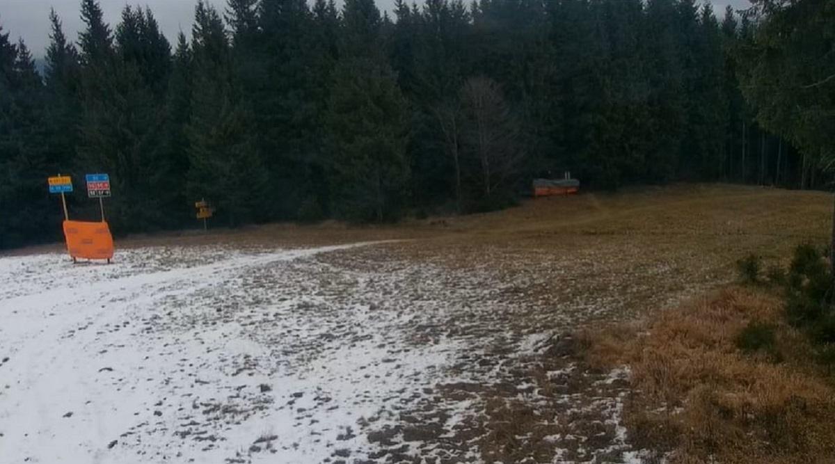 Ситуація зі снігом в Буковелі станом на середину грудня 2025 / скріншоти з камери на сайті bukovel.com