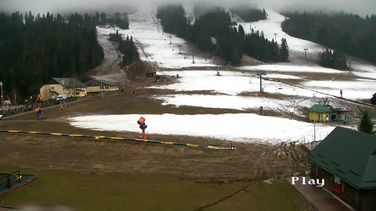 Ситуація зі снігом в туристичному комплексі "Плай" / скріншот з камер на сайті snih.info