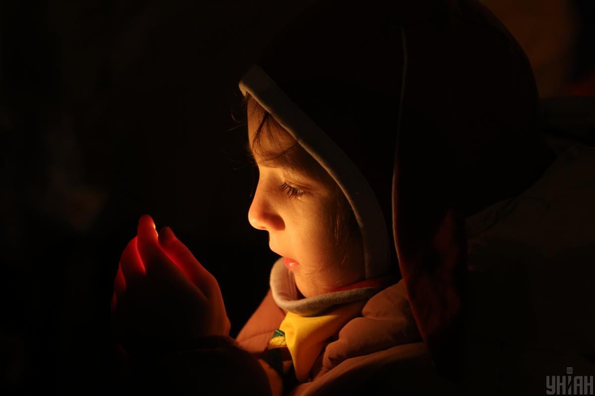 Люди встретили Вифлеемский огонь на Михайловской площади в Киеве