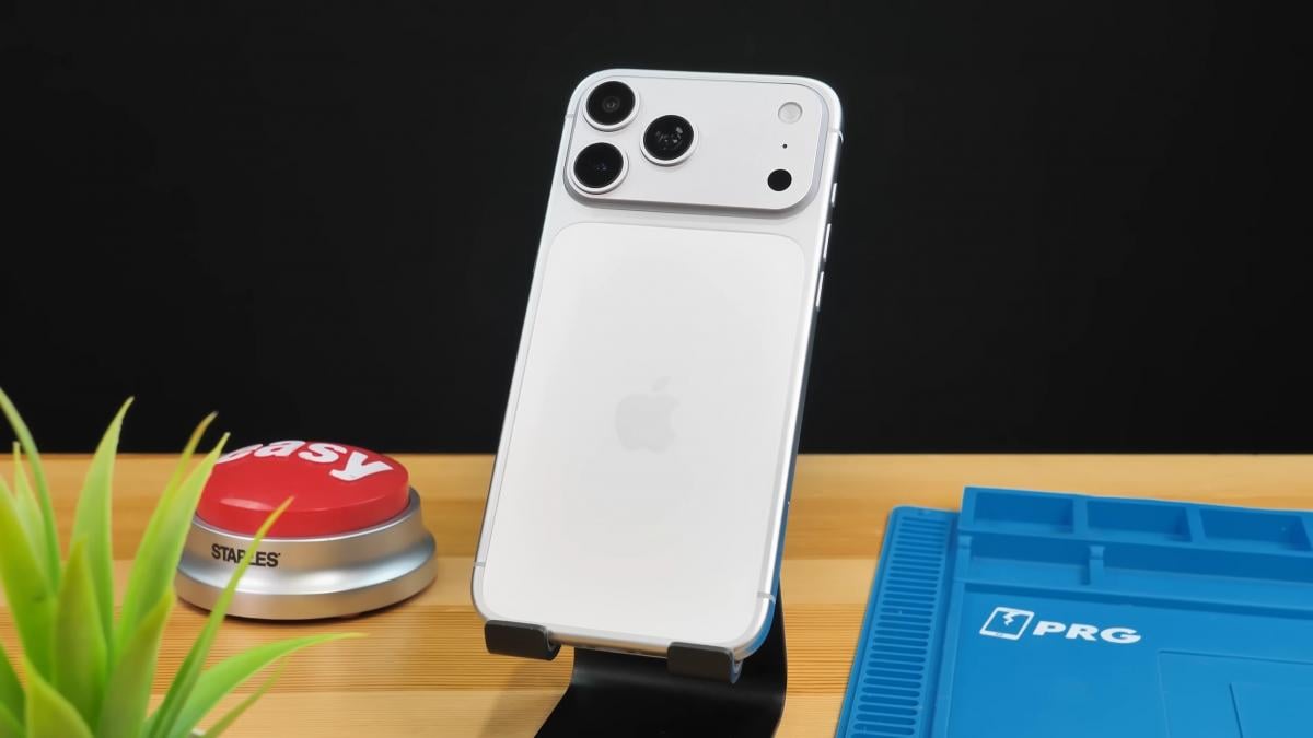 Блогер купив і розібрав рекламований у Китаї підроблений iPhone 17 Pro Max / Скріншот з відео