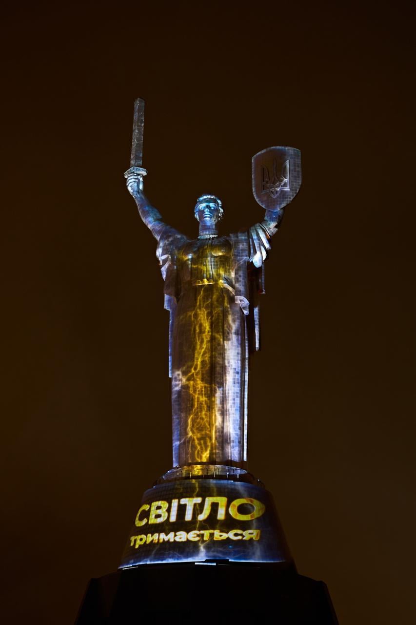 Світло тримається: напередодні Дня енергетика у Києві символічно підсвітили Батьківщину-Мати