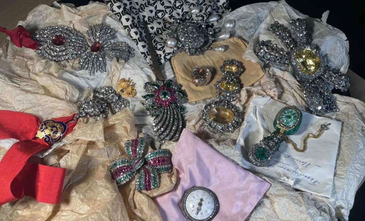 В Канаді відкрили валізу зі скарбами Габсбургів / Earth.com