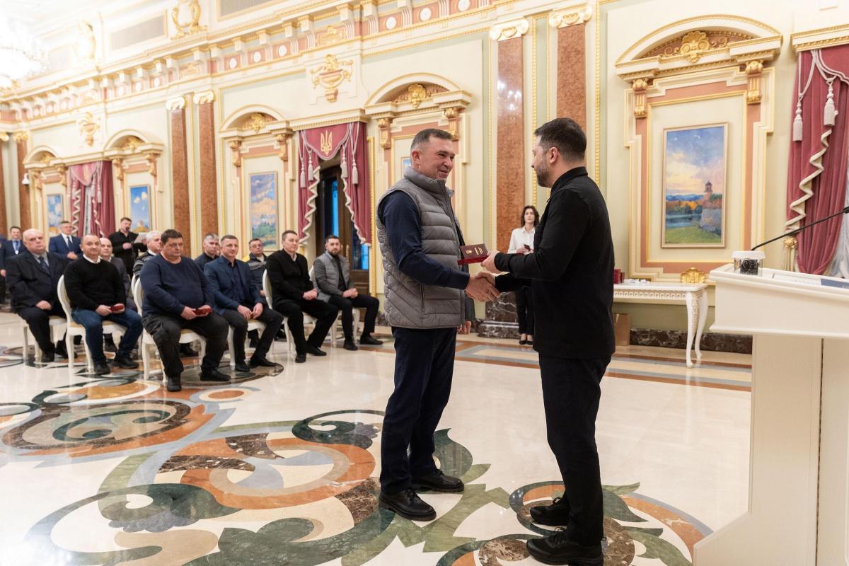 Зеленський нагородив 10 енергетиків ДТЕК за повернення світла після обстрілів