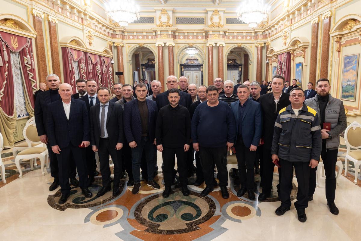 Зеленський нагородив 10 енергетиків ДТЕК за повернення світла після обстрілів