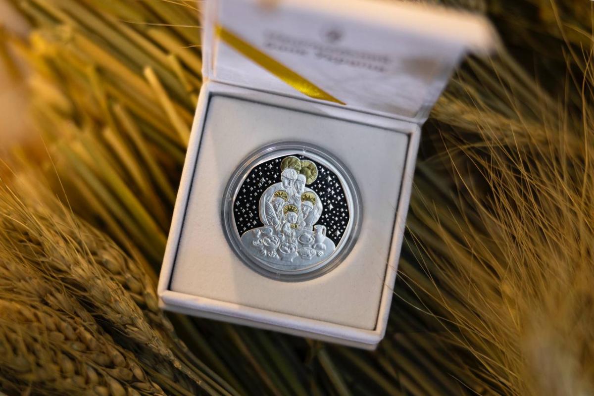 З діамантом і позолотою: Нацбанк випустив особливу пам'ятну монету до Різдва (фото)