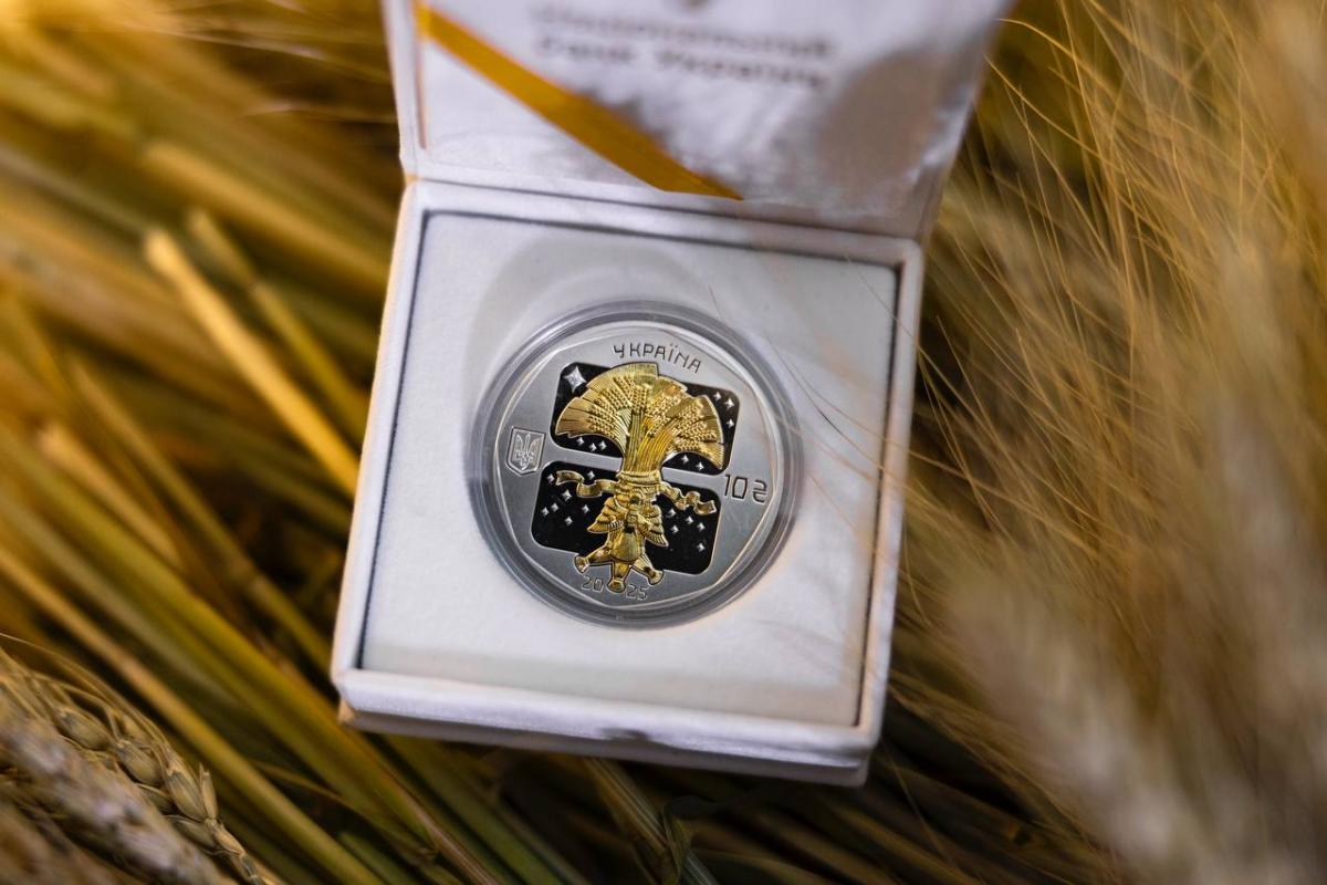 З діамантом і позолотою: Нацбанк випустив особливу пам'ятну монету до Різдва (фото)