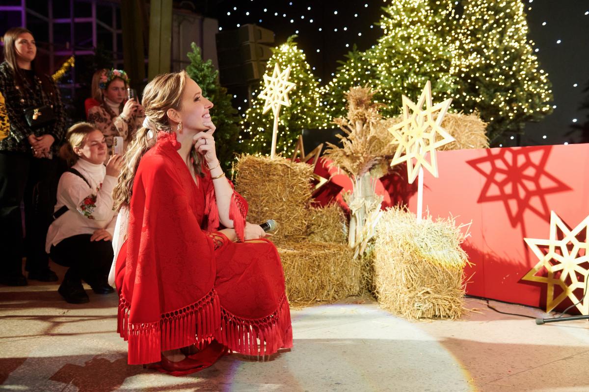 500 учасників за одним столом: Осадча та топ-зірки подарували різдвяне диво тим, хто дав дітям сім’ю