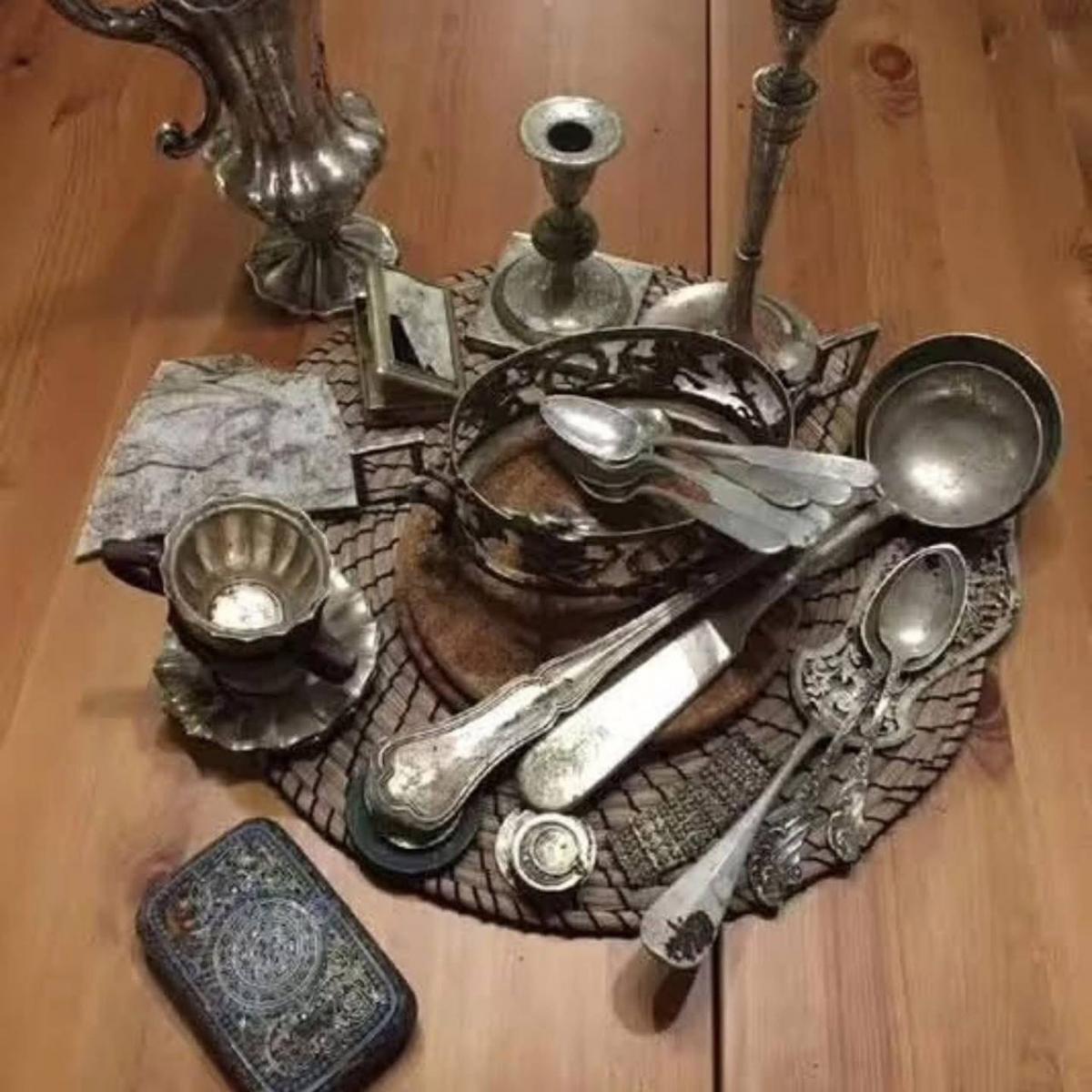 дістав з-під землі речі, що мали глибоко особисте значення