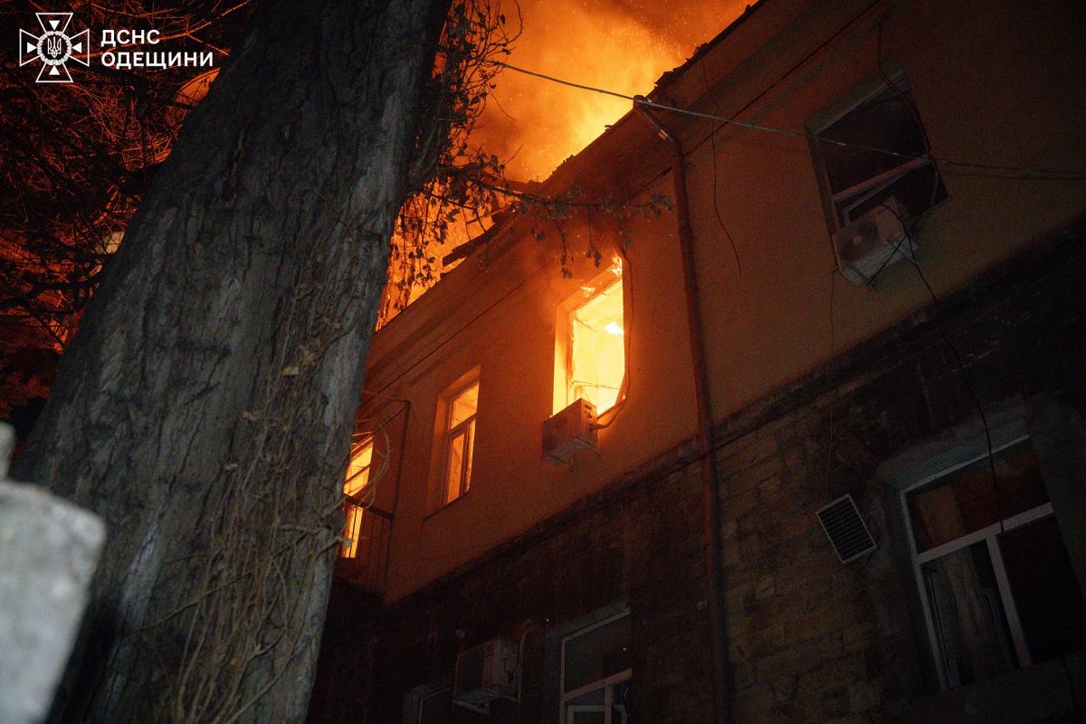 У середмісті Одеси дрон вдарив у житловий будинок: стали відомі наслідки (фото, відео)