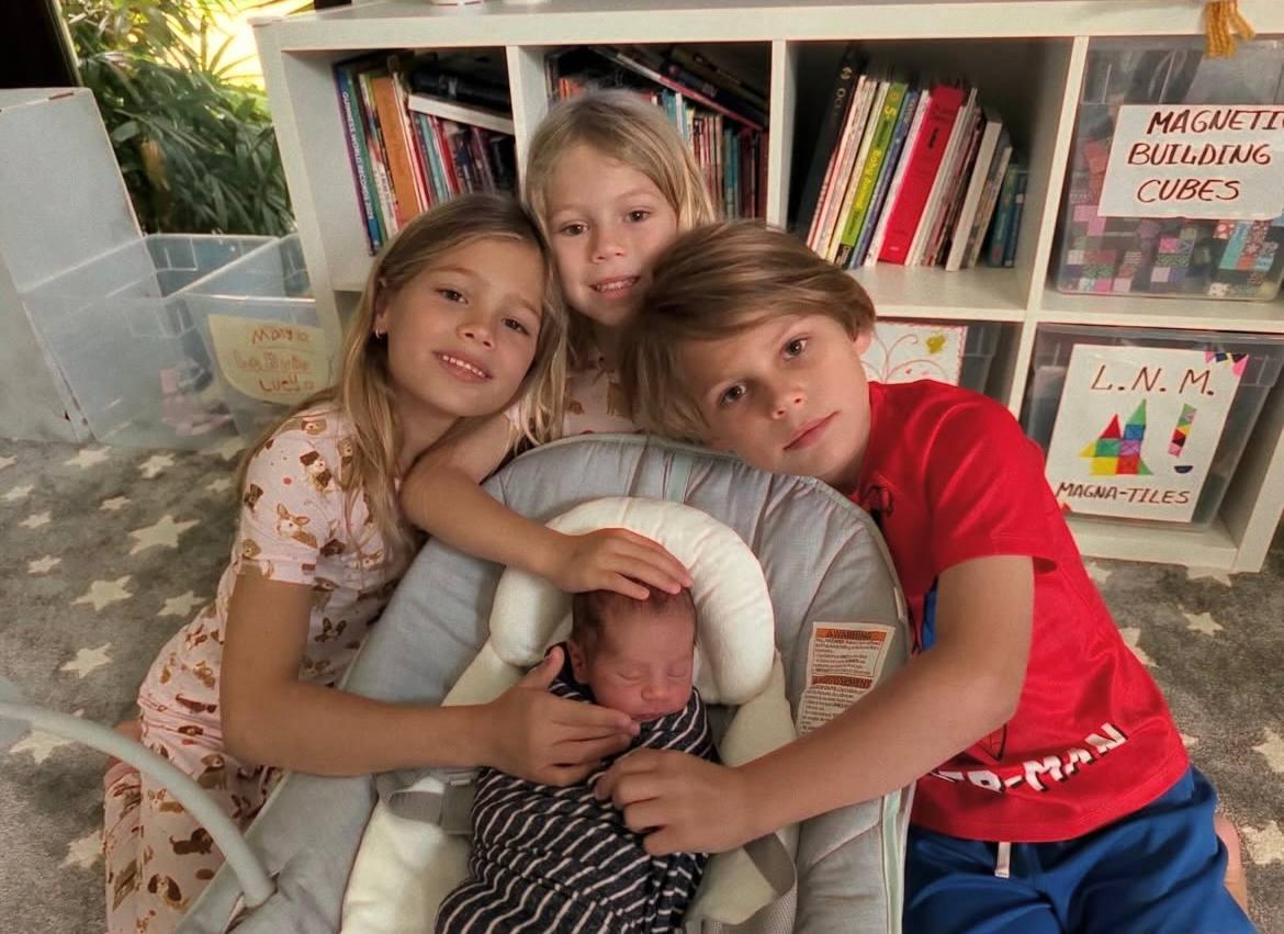 Енріке Іглесіас показав одразу чотирьох своїх дітей (фото)