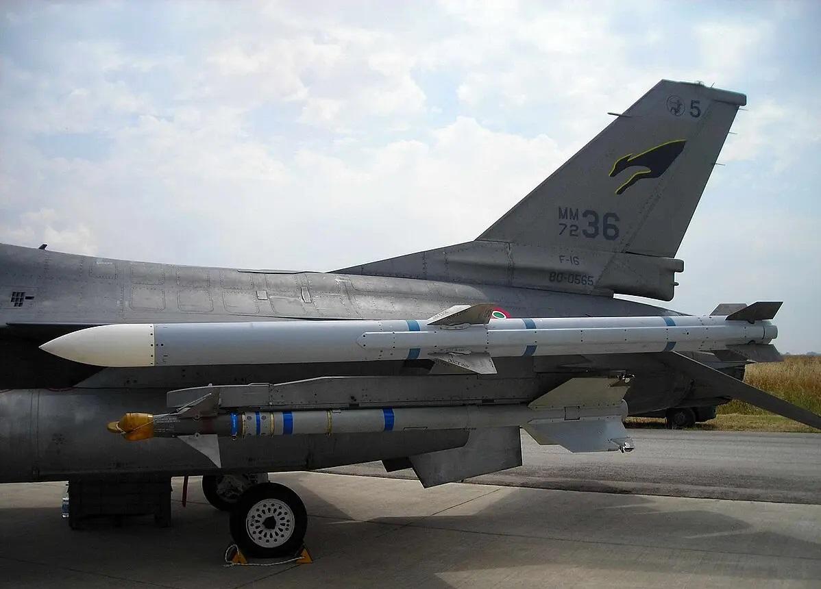 Від Storm Shadow до Hellfire: топ-10 найкращих високоточних керованих ракет для винищувачів