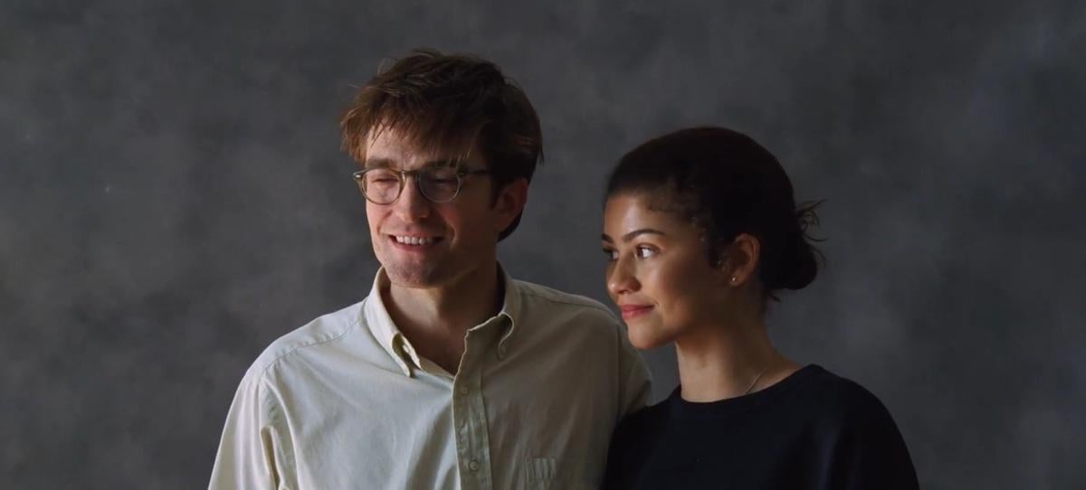 Стало известно, когда в украинский прокат выйдет ромком с Зендеей и Робертом Паттинсоном
