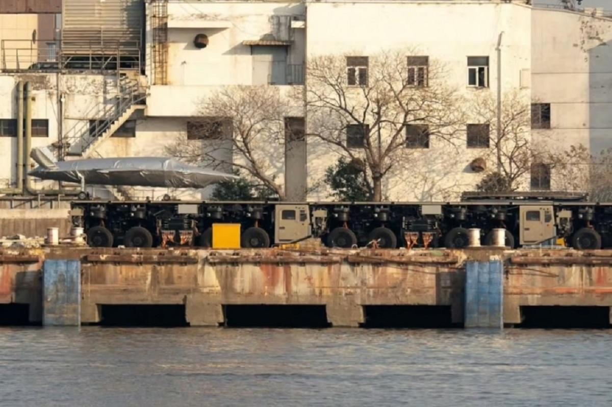 Имеет 40 колес и длину до 60 метров: в Китае впервые заметили уникальную технику Имеет 40 колес и длину до 60 метров: в Китае впервые заметили уникальную технику