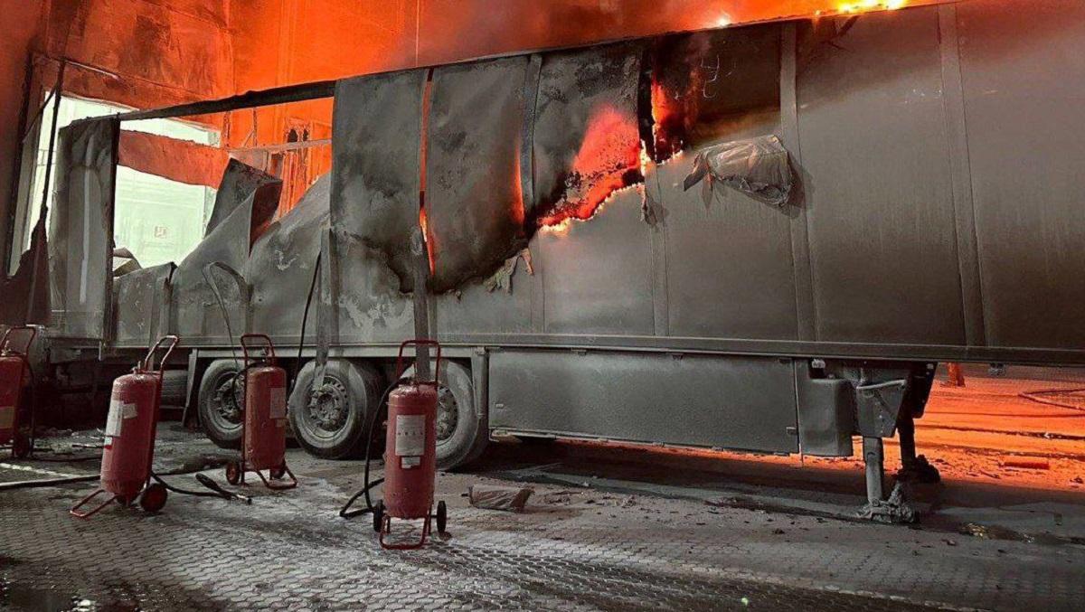 Внаслідок атаки знищені посилки на понад 2 млн грн / фото ДСНС