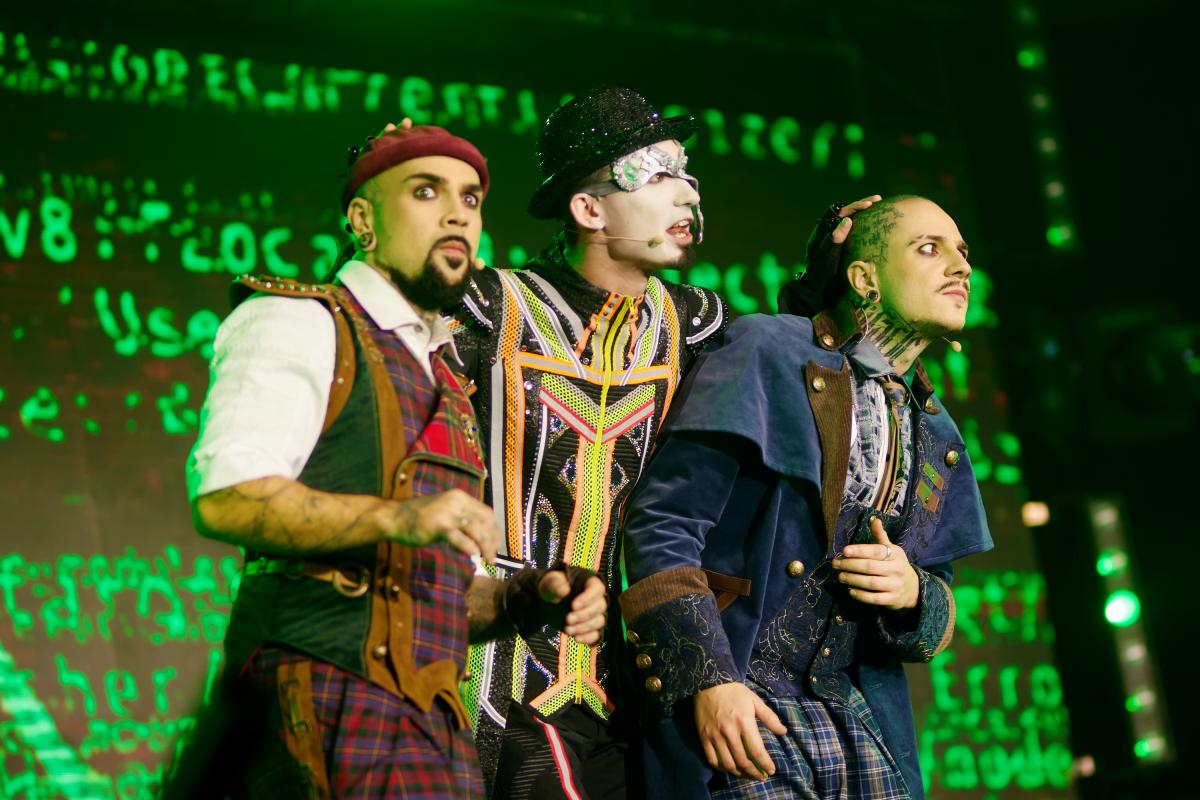 Magic Brothers презентували оновлену програму новорічного циркового шоу: левітація, акробатика і святкова магія