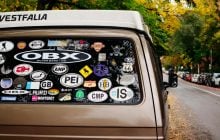 Как удалить наклейки с окон автомобиля: эксперты поделились методом, который точно сработает