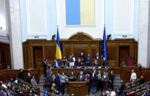 "Евросолидарность" заблокировала трибуну Рады: требует отставки правительства
