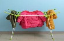 Прощай, бежевий тренч: весняні колекції підкорює трендова куртка з минулого (фото)