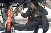 Что означают красные ленты на истребителях и почему их нельзя снимать