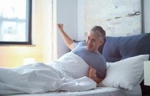 С возрастом люди начинают просыпаться раньше: врачи рассказали, как это остановить