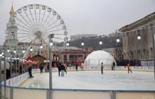 На Контрактовій площі вперше з початку війни облаштували різдвяне містечко – з ковзанкою (фото)